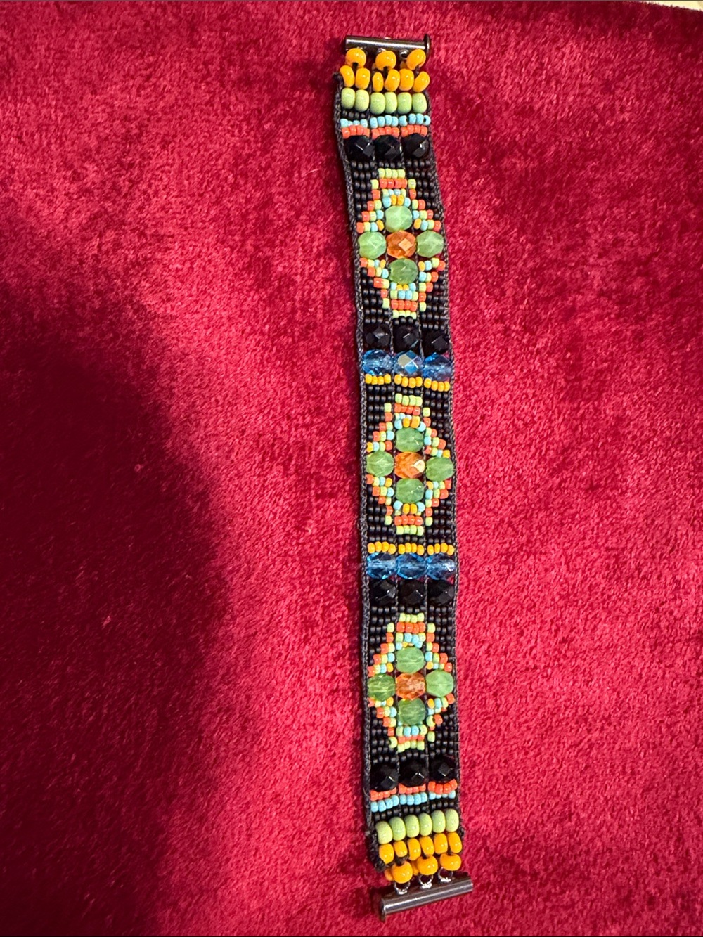 Native American like new vintage hand beaded 7”Women's Bracelet slide closure